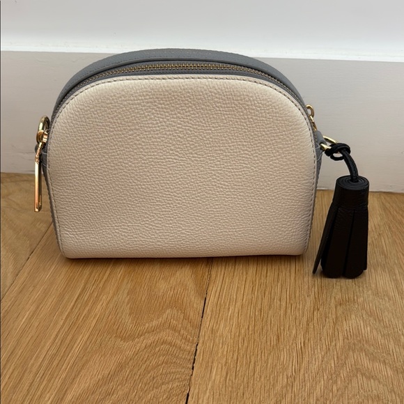 Marc Jacobs Cream and Gray Crossbody Bag with Minimalist Design - Picture 4 of 5